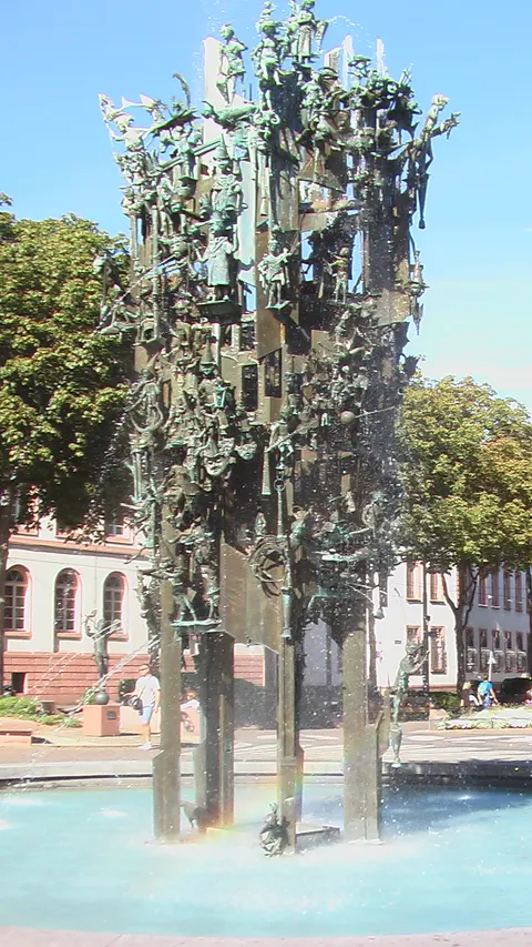 Fontaine du carnaval sur la Schillerplatz à Mayence au soleil